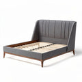 Cama de casal com estrutura em madeira e estofado cinza 200 x 160 x 90cm